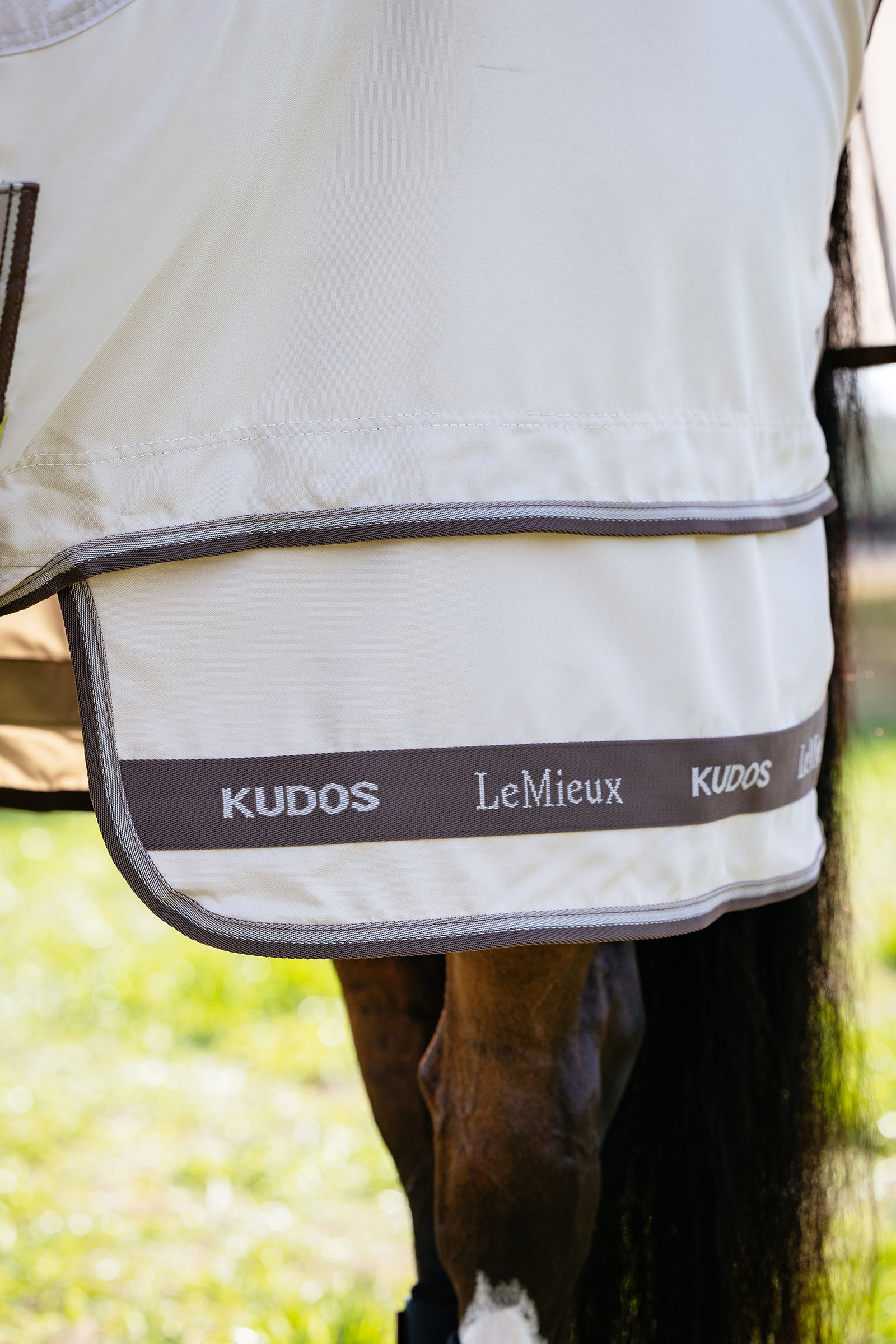 LeMieux Kudos Shower Pro derka egzemowa z odpinanym kapturkiem