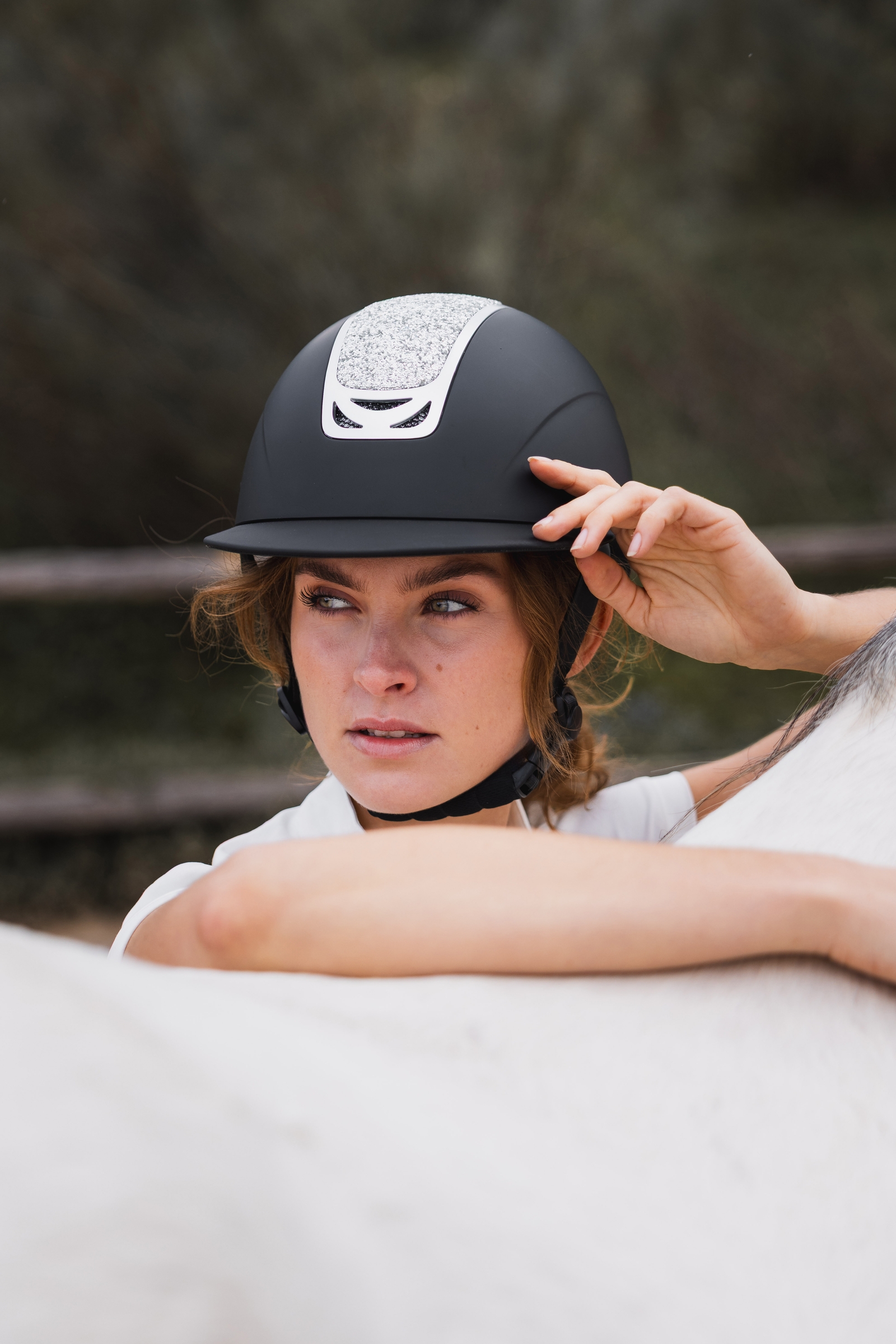 Horze Arix II Kask jeździecki z ozdobą z kryształów