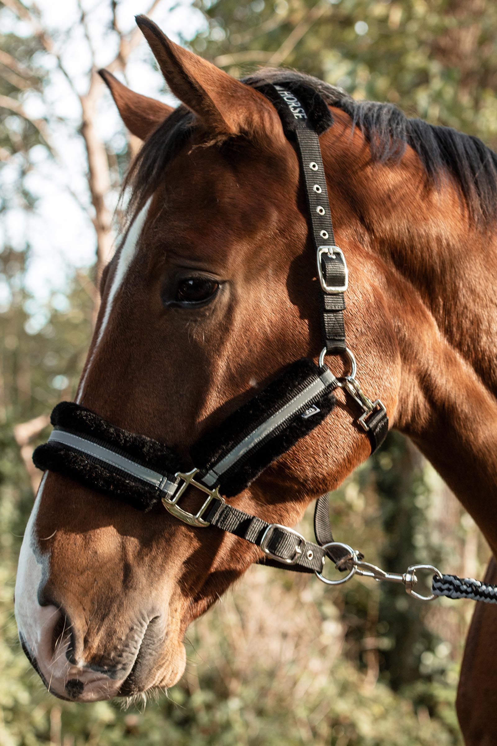 Mountain Horse regulowany kantar ze sztucznym futrem