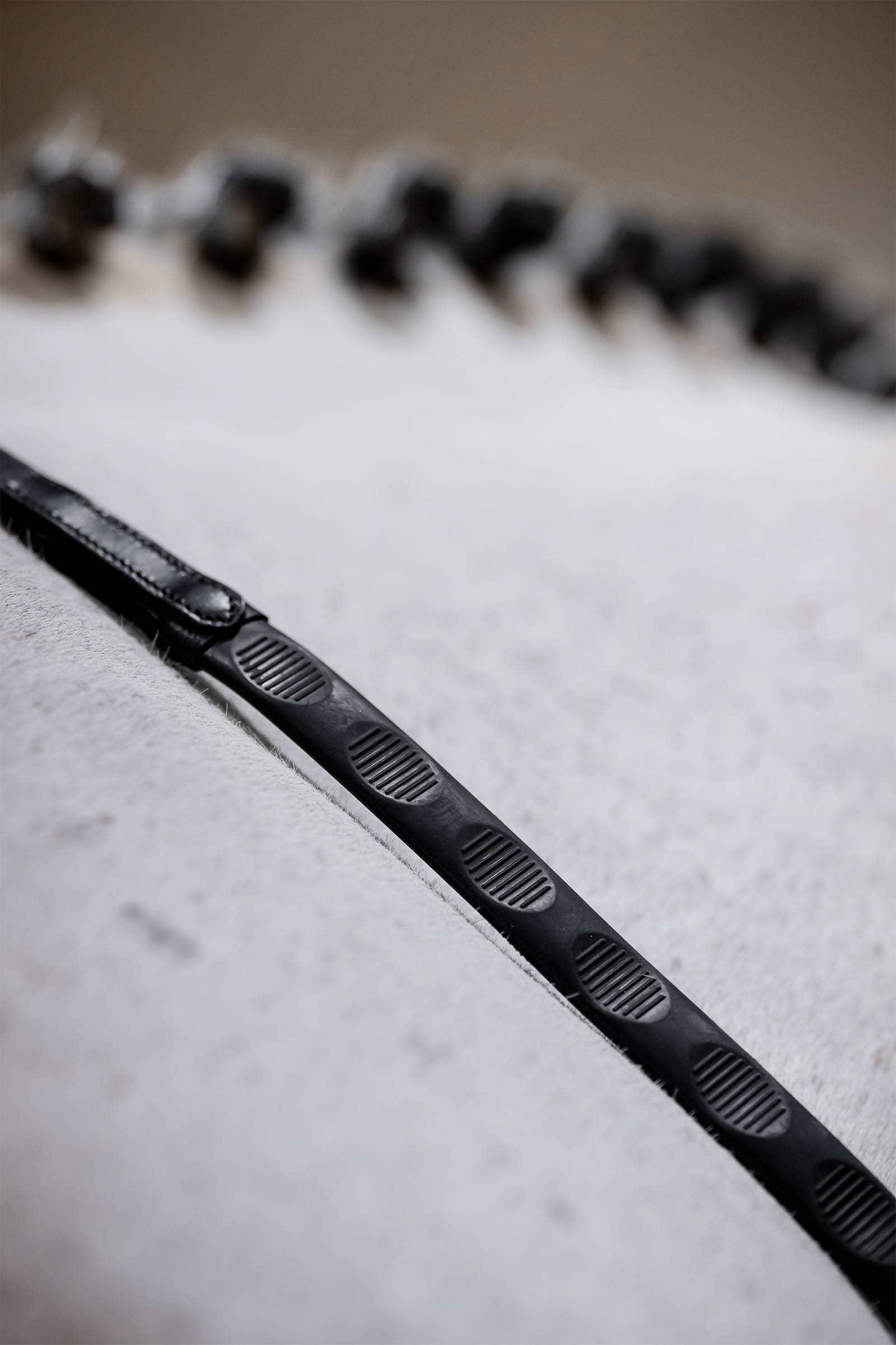 Black Horseware wodze gumowe z uchwytem na kciuk