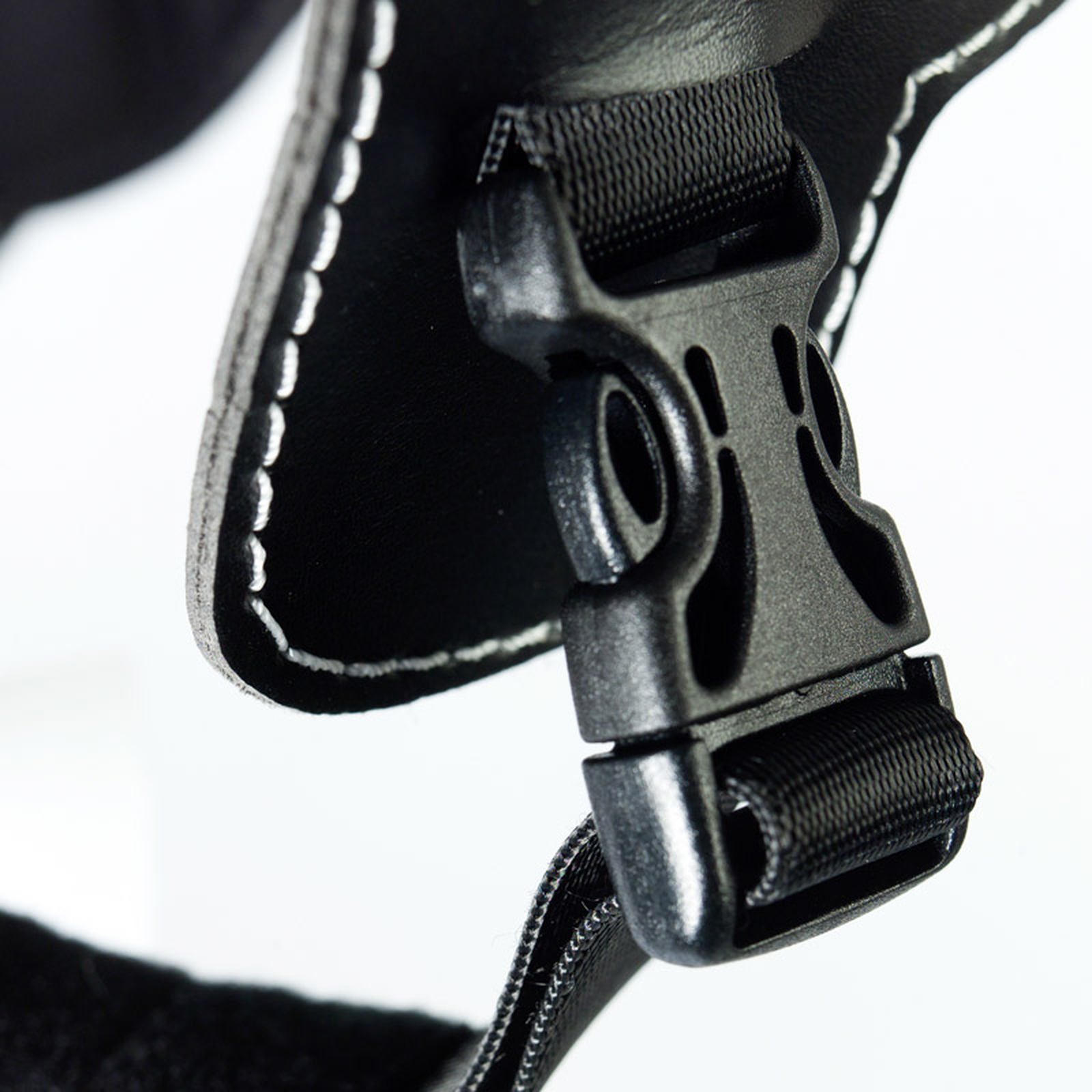 Kask z włókna węglowego Finntack Elite