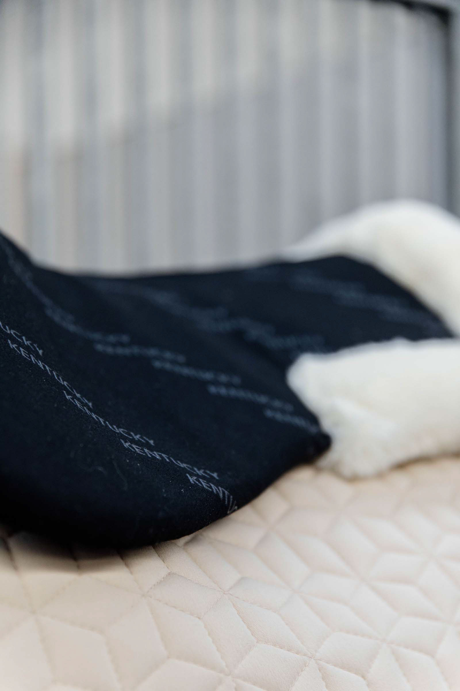 Podkładka Kentucky Horsewear Sheepskin Impact Equalizer z futerkiem