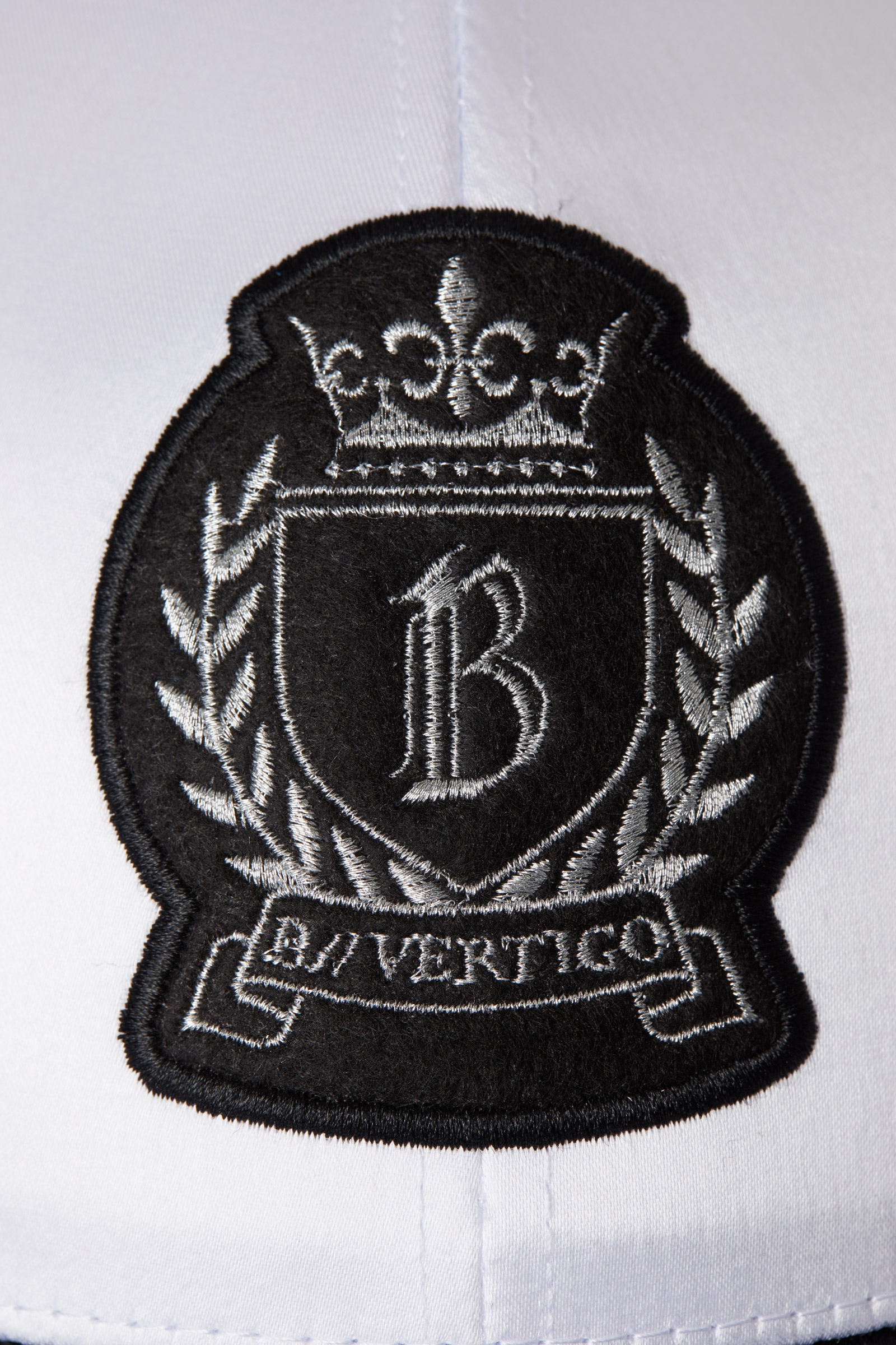 B Vertigo Satynowa czapka