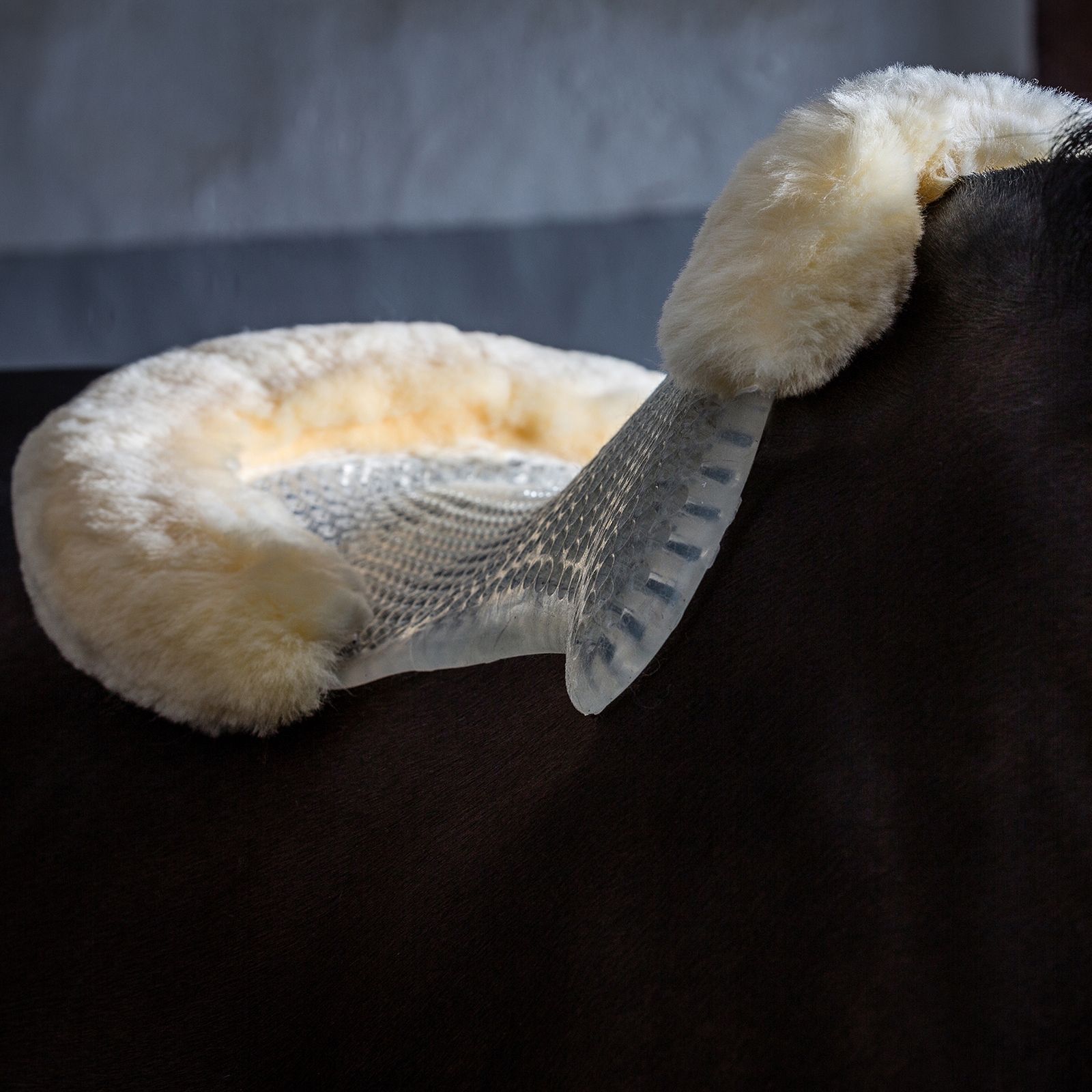 Podkładka pod siodło żelowa z futrem owczym Acavallo Theraputic Just Gel Pad Cut Out Sheepskin