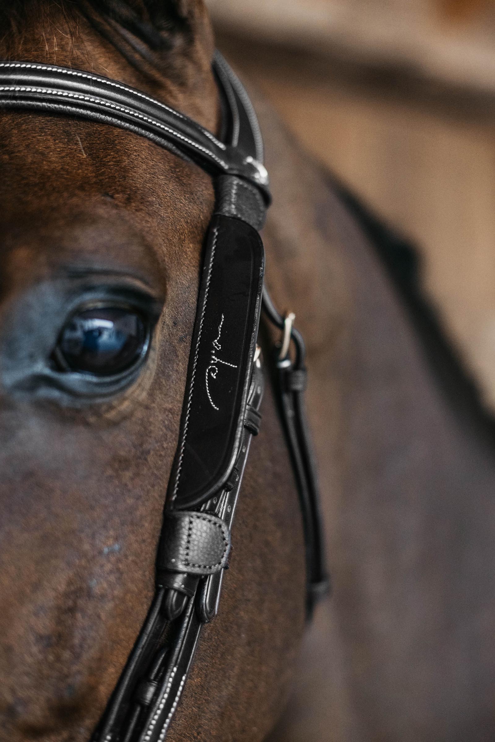 Dy'on klapki z ozdobnym przeszyciem  