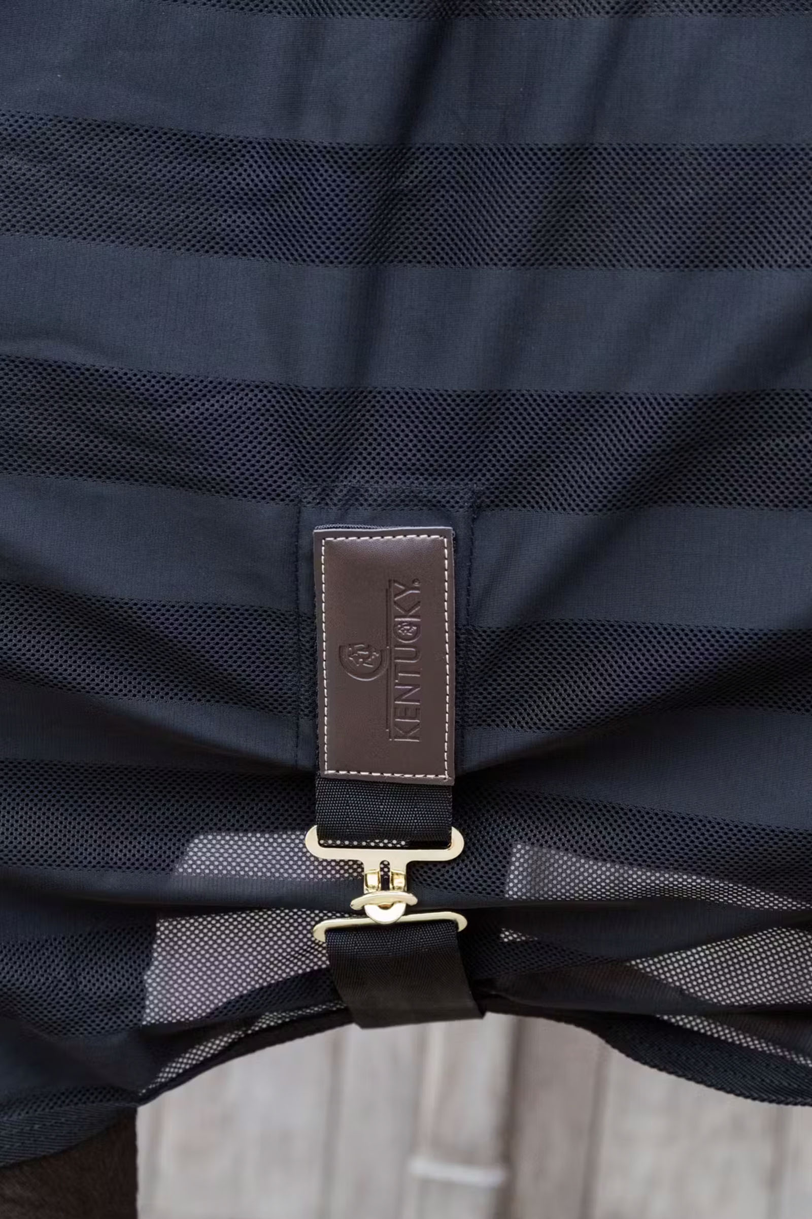 Kentucky Horsewear lekka, paskowana derka przeciw owadom z siateczki